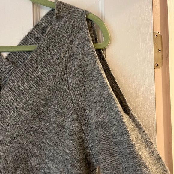 Peyton Jensen S v neck front/back sweater. Cut out open 1 shoulder. Gray - Picture 4 of 4
